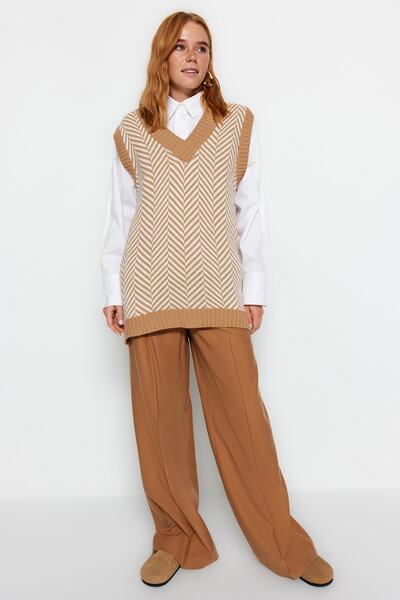 Trendyol Modest Sweter z dzianiny w paski w kolorze wielbłądziej, z dekoltem w kształcie litery V TCTAW22UV0021