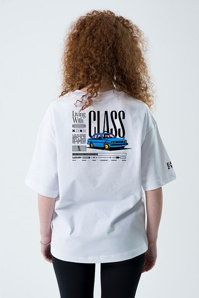 Eazy Co تيشيرت Living With Class باللون الأبيض للجنسين بأكمام قصيرة مقاس كبير للغاية