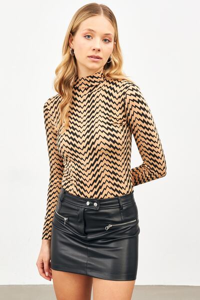 woreys Yarım Balıkçı Yaka Camel Dalgalı Geometrik Desenli Body