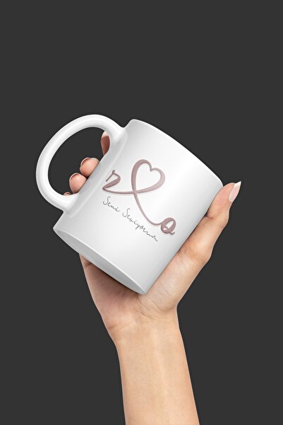 digital art كوب على شكل حرف T مع اسم على شكل قلب