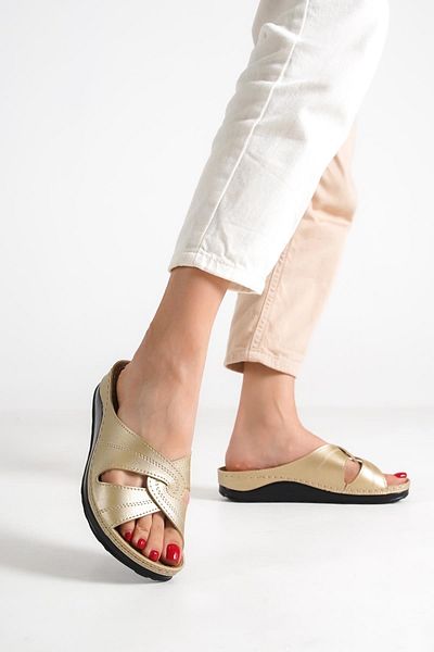 Capone Outfitters Anatomisch weiche, bequeme Mutterhausschuhe mit Keilabsatz