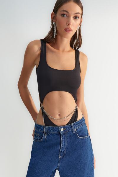 Trendyol Collection X Zeynep Tosun Corp cu picior înalt detaliat cu lanț negru TCLSS23BD00004