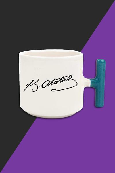 bymat توقيع مصطفى كمال أتاتورك - كوب لاتيه بلون كريمي - كوب بمقبض أزرق