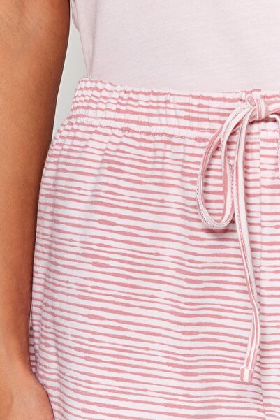 Trendyol Collection Púderes pamut csíkos szlogen nyomott rövidnadrág kötött pizsama szett THMSS23PT00228