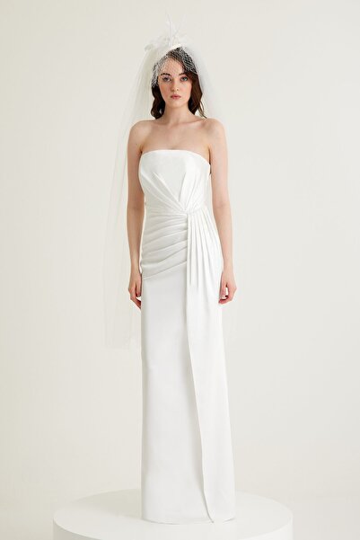 TARA COŞKUNTUNCEL Beyaz Düz Yaka Straplez Drapeli Saten Abiye Nişan Elbisesi