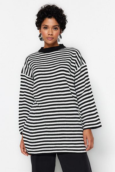 Trendyol Modest Schwarz gestreifter Strickpullover TCTAW24AK00043
