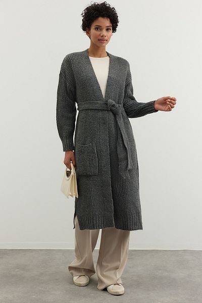 Trendyol Modest Anthrazitfarbene, lange Thessaloniki-Strickjacke mit Gürtel TCTAW24TH00016