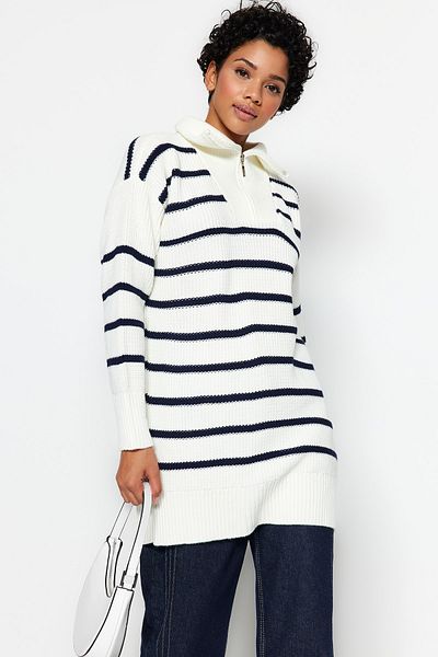 Trendyol Modest Marineblauer Strickpullover mit gestreiftem Kragen und Reißverschluss TCTAW24AK00037