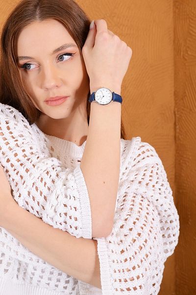 Q&Q Numeral Leather Strap Women's Retro Wristwatch