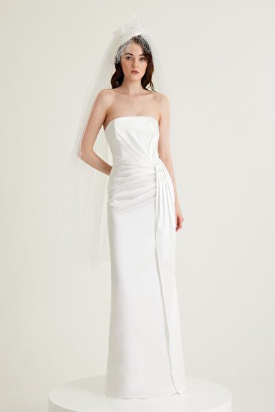 TARA COŞKUNTUNCEL Beyaz Düz Yaka Straplez Drapeli Saten Abiye Nişan Elbisesi