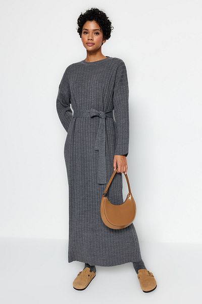 Trendyol Modest Geripptes Strickkleid – Anthrazit, mit Gürtel TCTAW24EB0000