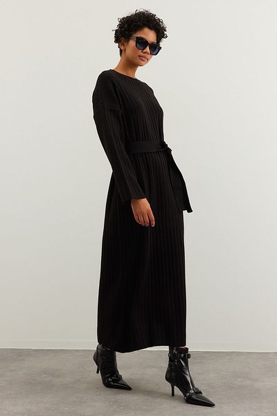 Trendyol Modest Schwarzes Rippstrickkleid mit Gürtel TCTAW24EB00008