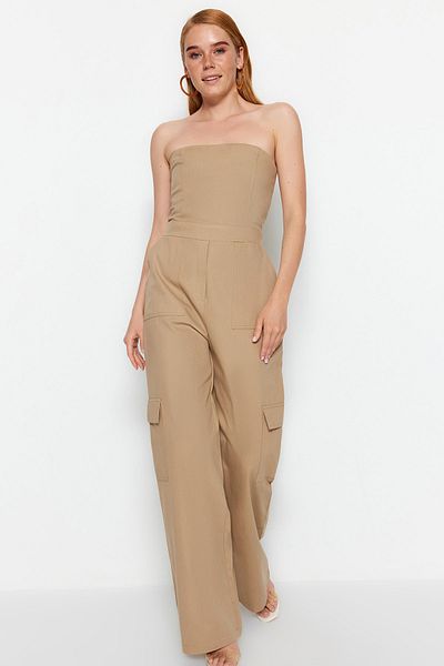 Trendyol Collection Kamelfarbener Maxi-Jumpsuit aus Webstoff mit Cargo-Taschen und trägerlosem Kragen TWOSS23TU00192