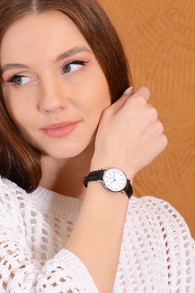 Q&Q Numeral Leather Strap Women's Retro Wristwatch