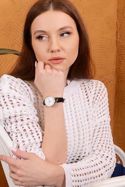 Q&Q Numeral Leather Strap Women's Retro Wristwatch