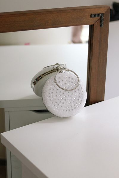 Moom Bag Γυναικεία βραδινή τσάντα με στρογγυλή αλυσίδα από λευκή πέτρα