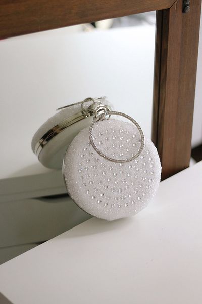 Moom Bag Γυναικεία βραδινή τσάντα με στρογγυλή αλυσίδα από λευκή πέτρα