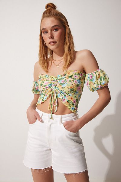 Happiness İstanbul Gelbes bedrucktes Crop-Viskose-Strick-T-Shirt für Damen UB00084