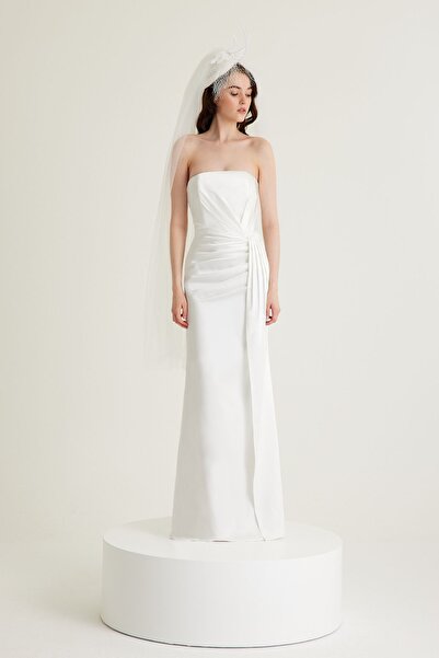 TARA COŞKUNTUNCEL Beyaz Düz Yaka Straplez Drapeli Saten Abiye Nişan Elbisesi