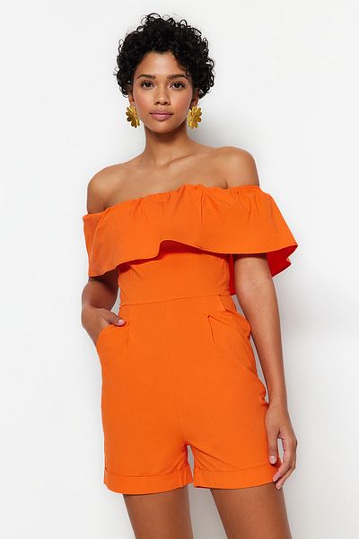 Trendyol Collection Orangefarbener Mini-Weboverall mit Carmenkragen in limitierter Auflage TWOSS23TU00170