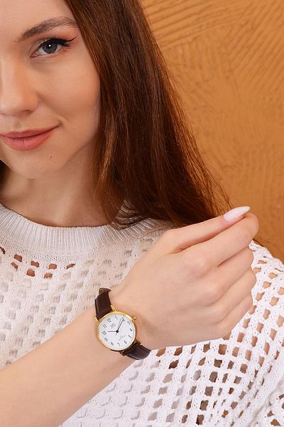 Q&Q Numeral Leather Strap Women's Retro Wristwatch