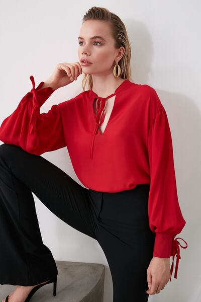 Trendyol Collection Piros blúz nyakkendő ujjal, részlet TOFAW19BB0110