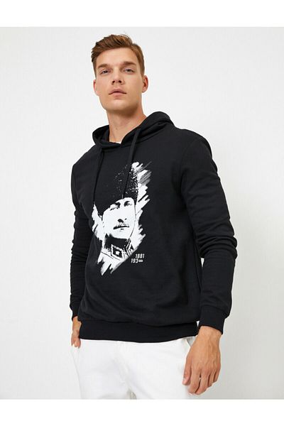 Koton Schwarzes Herren-Kapuzenpullover mit Atatürk-Aufdruck