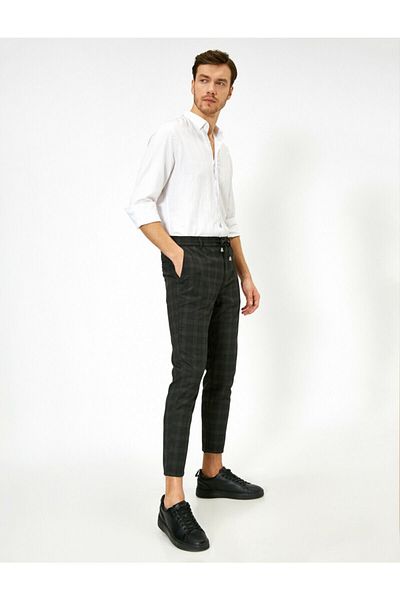 Koton Graue karierte Herrenhose mit gebundener Taille und elastischem Jogger-Fit