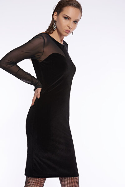 Laranor Γυναικείο βραδινό φόρεμα με λεπτομέρεια από μαύρο τούλι με βελούδινο γιακά 17L6148