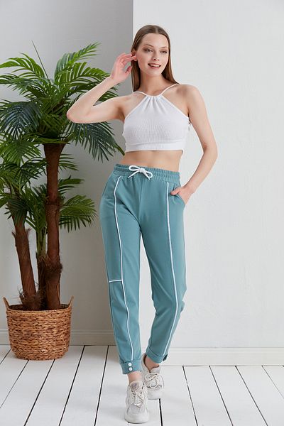 Green Hill Sweatpants with Snap Legs Made of Two-Thread Fabric