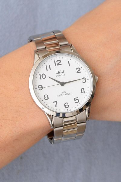 Q&Q Men's Metal Band Wristwatch