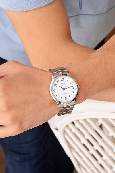Q&Q Men's Metal Band Wristwatch