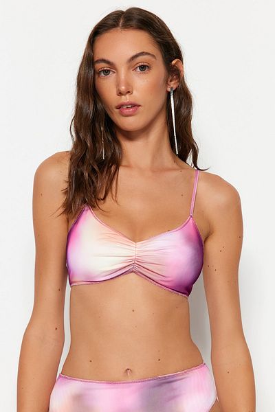 Trendyol Collection Góra od bikini z trójkątnym wzorem w gradientowe wzory TBESS23BU00435