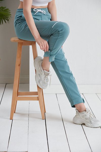 Green Hill Sweatpants with Snap Legs Made of Two-Thread Fabric