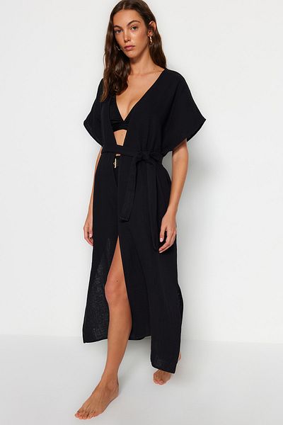 Trendyol Collection Strand-Kimono und Kaftan aus schwarzem Musselin in Maxi-Größe mit Gürtel und Schlitz – TBESS23KM00019
