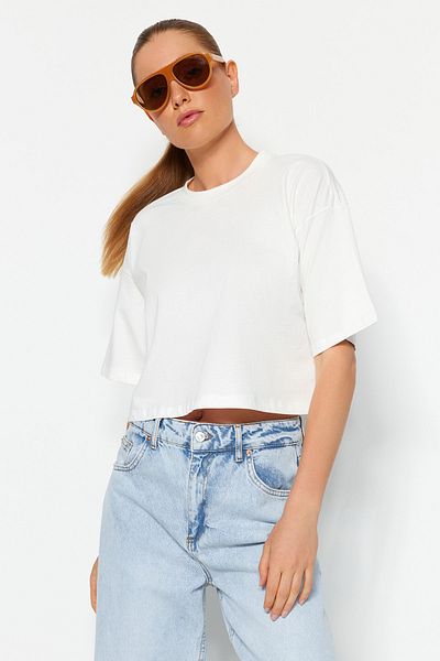 Trendyol Collection Prémiové pletené tričko Ecru Crop – 100% bavlna, TWOSS23TS00038