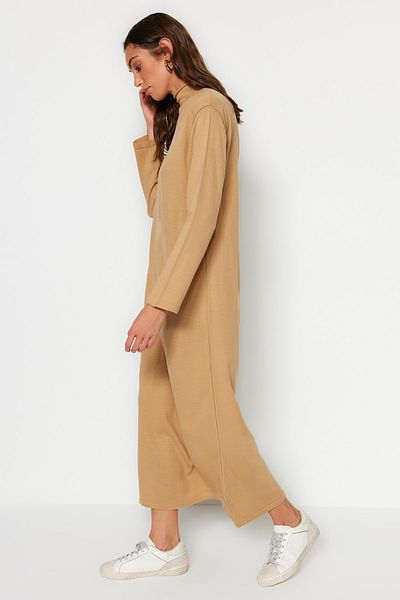 Trendyol Modest Pletené šaty s velbloudím rolákem TCTAW23EB00001