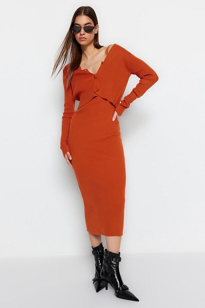Trendyol Collection Σετ ζακέτα και φόρεμα με μίντι μήκους τούβλο σε χρώμα - TWOSS21EL0208