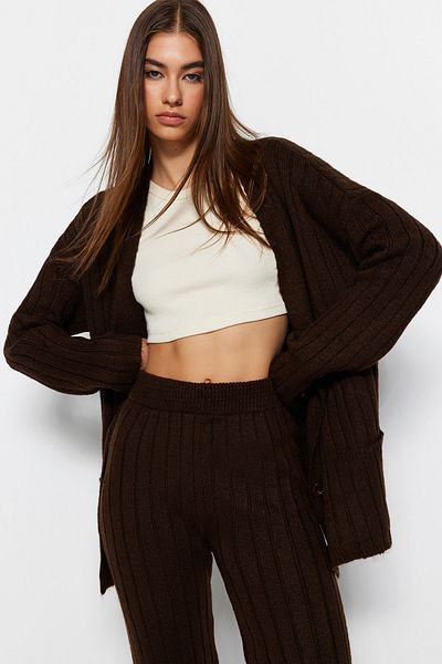 Trendyol Collection Braunes, weit geschnittenes Set aus Oberteil und Unterteil aus weicher Strickware TWOAW22AU0128