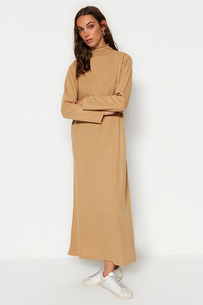 Trendyol Modest Pletené šaty s velbloudím rolákem TCTAW23EB00001