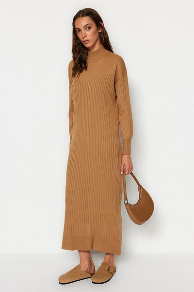 Trendyol Modest Kamelfarbenes Strickkleid mit Stehkragen TCTAW24EB00015