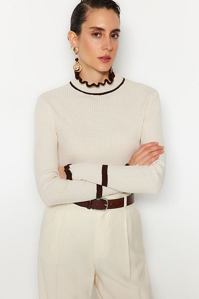 Trendyol Collection Strickpullover mit Blockfarben in Stein TWOAW22KZ1250