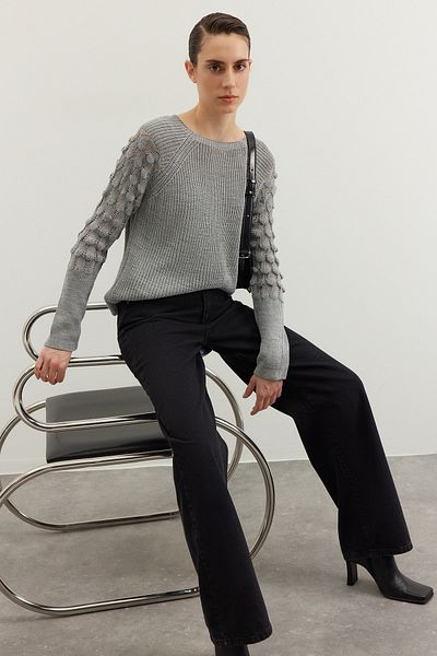 Trendyol Collection Šedý pletený svetr s výstřihem a výstřihem TWOAW20KZ0130
