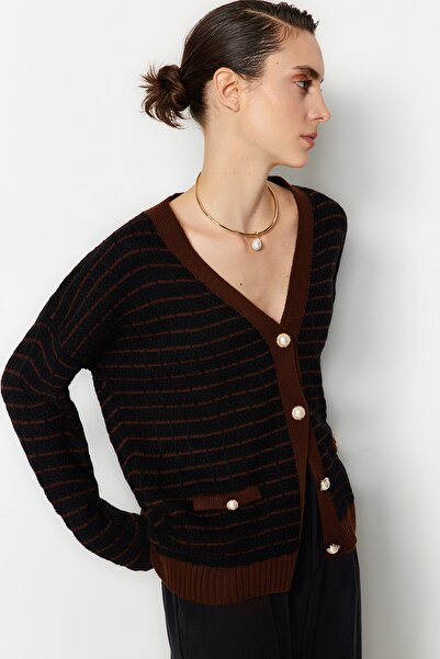 Trendyol Collection Hnědý proužkovaný pletený svetr TWOAW23HI00261