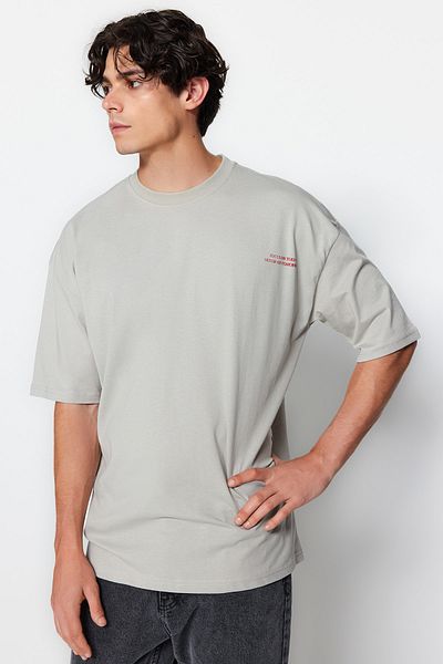 Trendyol Collection Oversize šedé anime tričko s potiskem – 100% textilie TMNSS23TS00156