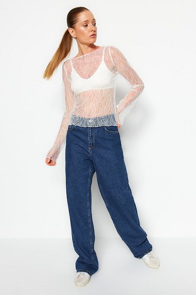 Trendyol Collection Weiße, reguläre Passform, dehnbare Strickbluse mit U-Boot-Ausschnitt und Spitze TWOSS23BZ00795