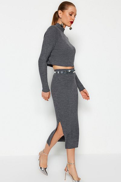 Trendyol Collection Antracit kötöttáru Crop felső és szoknya szett - TWOAW23AU00170