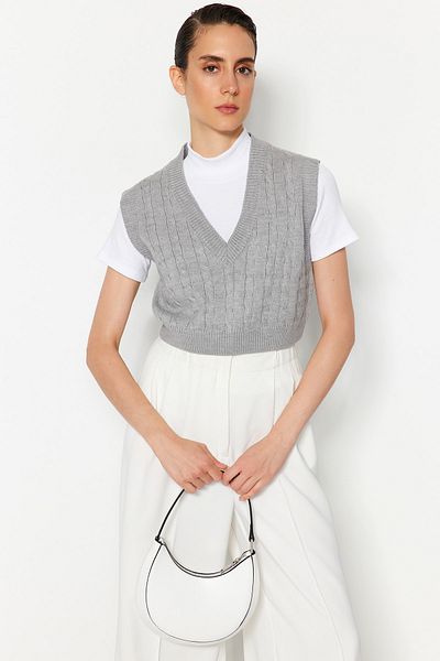 Trendyol Collection Grauer kurzer Strickpullover mit V-Ausschnitt TWOAW22BZ0049