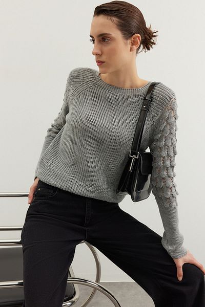 Trendyol Collection Šedý pletený svetr s výstřihem a výstřihem TWOAW20KZ0130