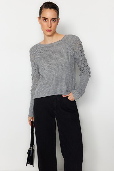 Trendyol Collection Šedý pletený svetr s výstřihem a výstřihem TWOAW20KZ0130